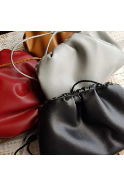 Сумка Bottega Veneta The Pouch leather clutch (M)